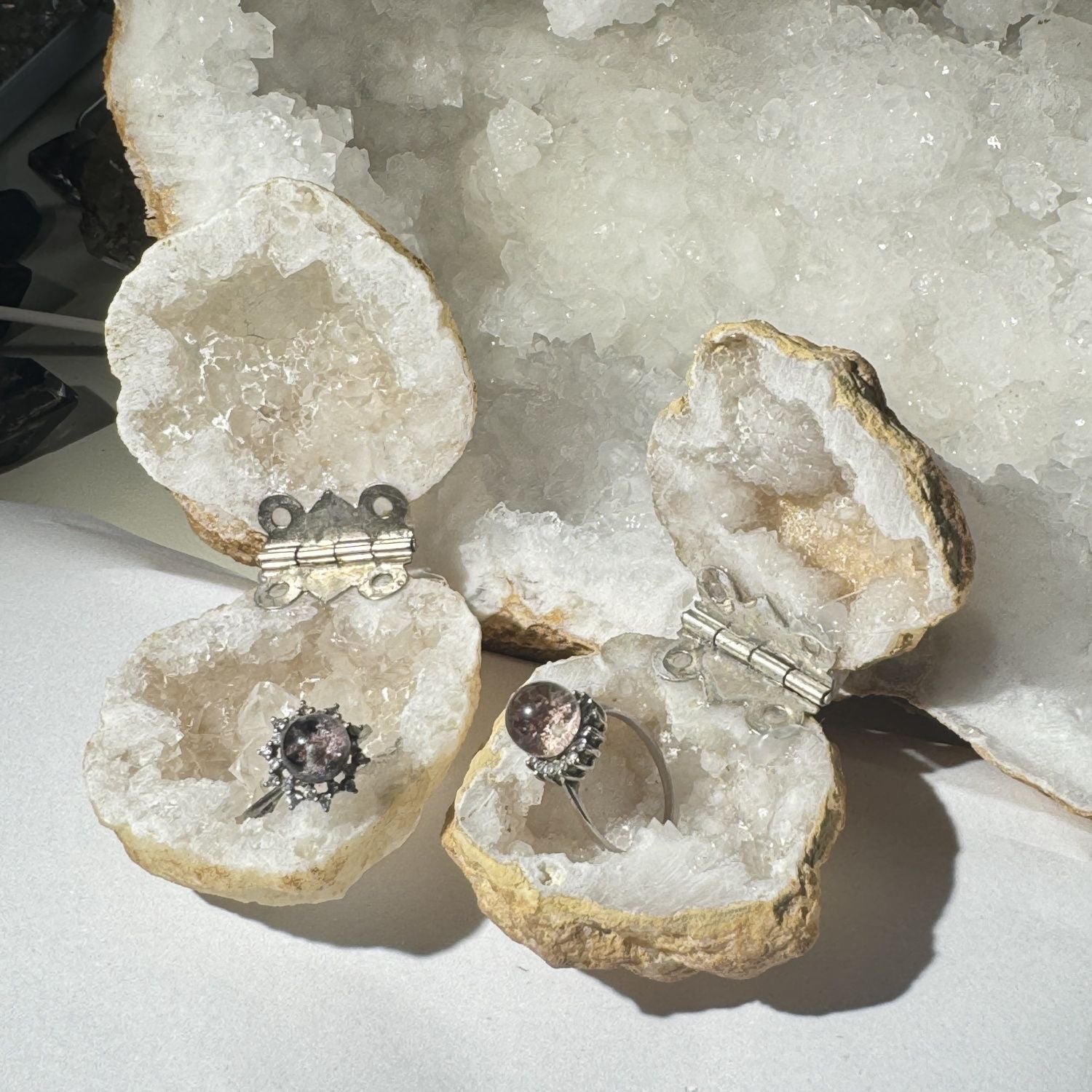 Natural Crystal White Agate Cave Ring Box